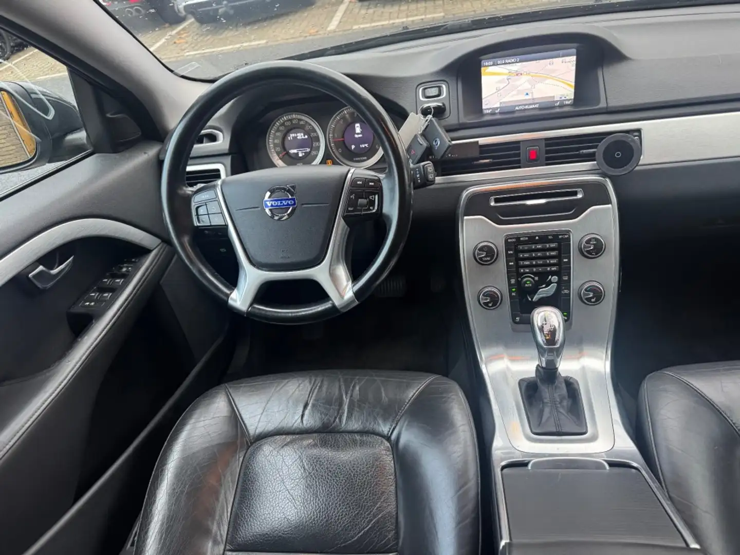 Volvo V70 2.0 D4 Summum LEER Nette Auto Goed Onderhouden APK Grijs - 2