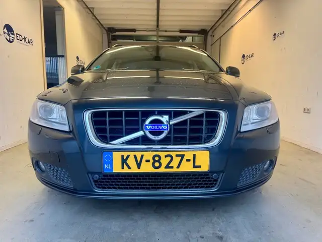 Volvo V70 view 4