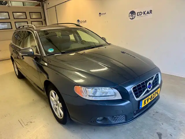 Volvo V70 view 5