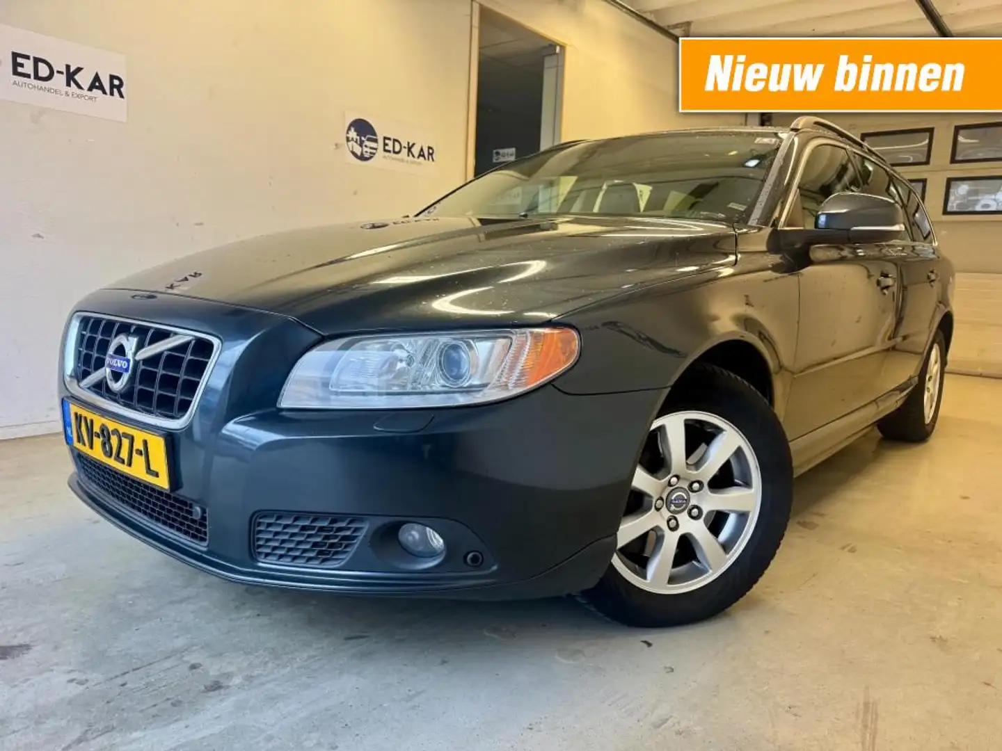 Volvo V70 2.0 D4 Summum LEER Nette Auto Goed Onderhouden APK Grijs - 1