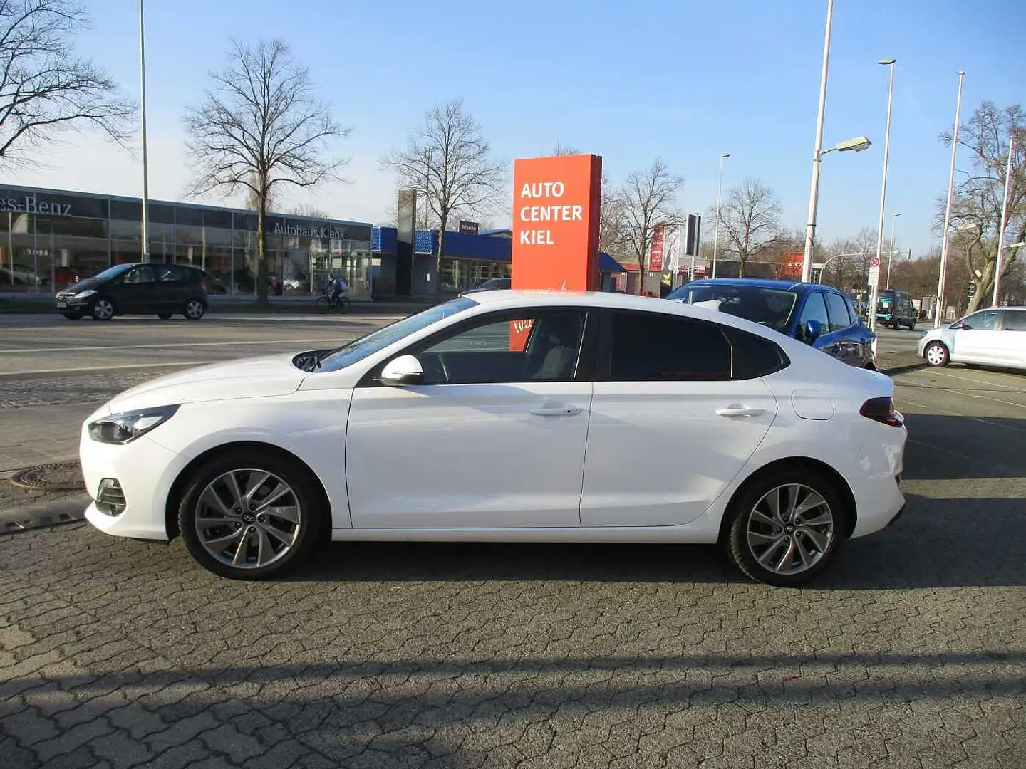 Hyundai i30 Fastback 1.0 T-GDI Trend Weiß - 2