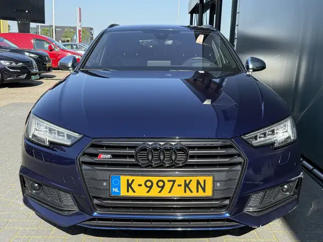 Audi S4 view 11