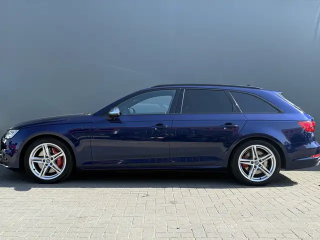 Audi S4 view 10