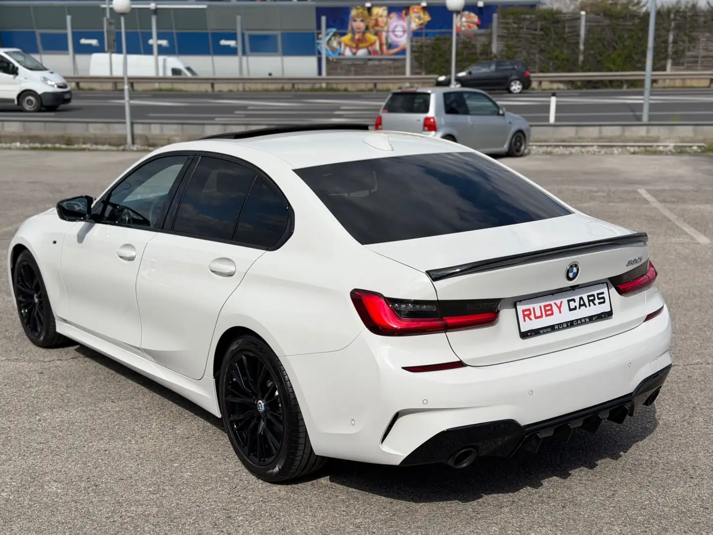 BMW 330 i M Sport Aut. Laser/Glasdach/Driving Assistent Weiß - 2