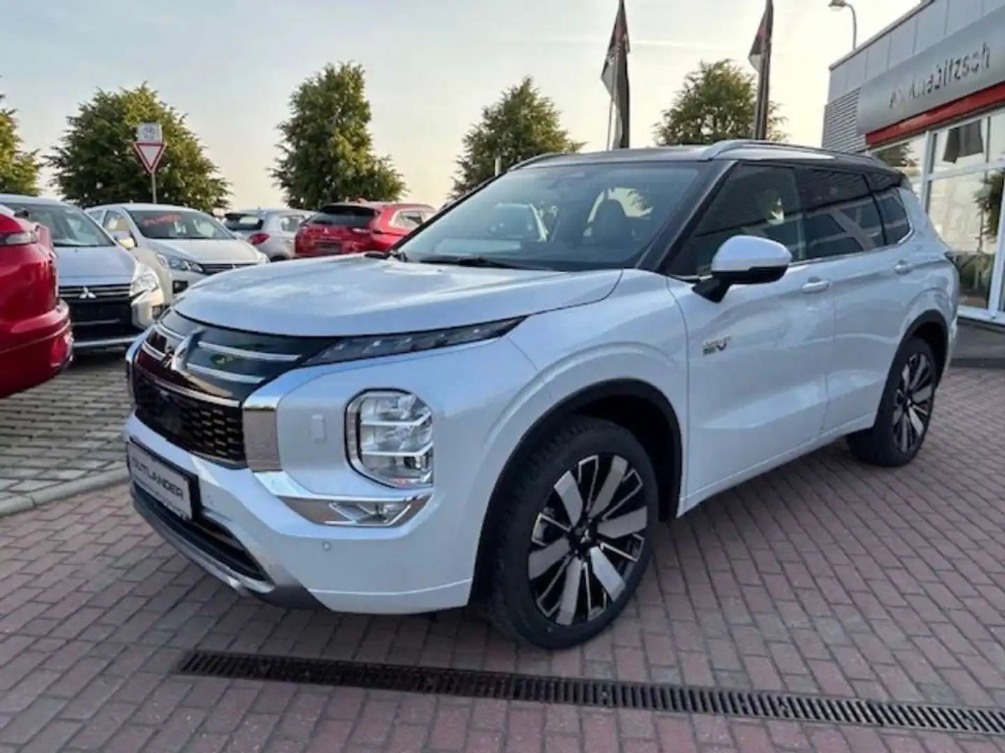 Mitsubishi Outlander 2.4L PHEV TOP Weiß - 1