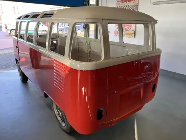 Volkswagen T1 23-Fenster Bus Samba Deluxe walkthrough M241