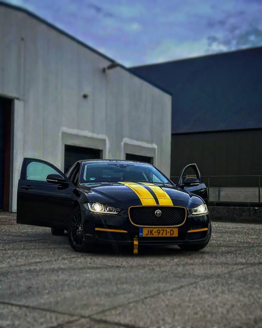 Jaguar XE 2.0 D Pure Zwart - 1