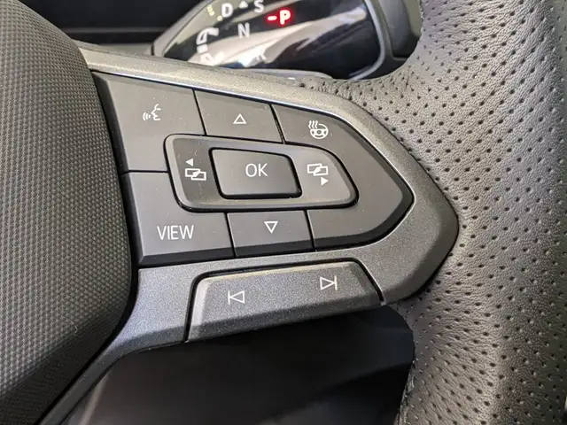 Volkswagen T-Roc view 11