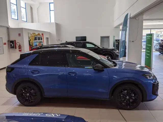 Volkswagen T-Roc view 3