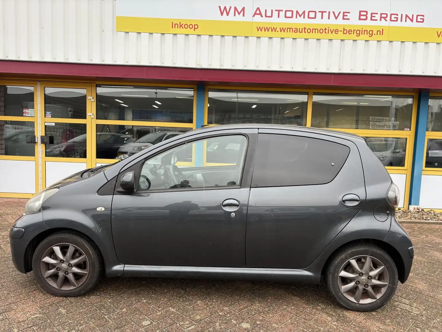 Toyota Aygo 1.0-12V Dynamic Navigator Grau - 2