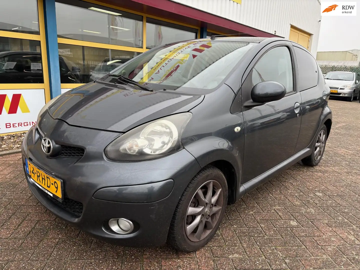 Toyota Aygo 1.0-12V Dynamic Navigator Grau - 1