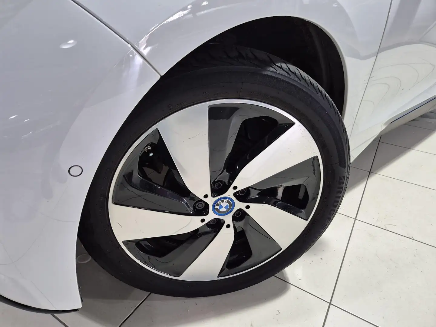 BMW i3 Basis Comfort Advance 22 kWh | 19'' LM Velgen | St Wit - 2