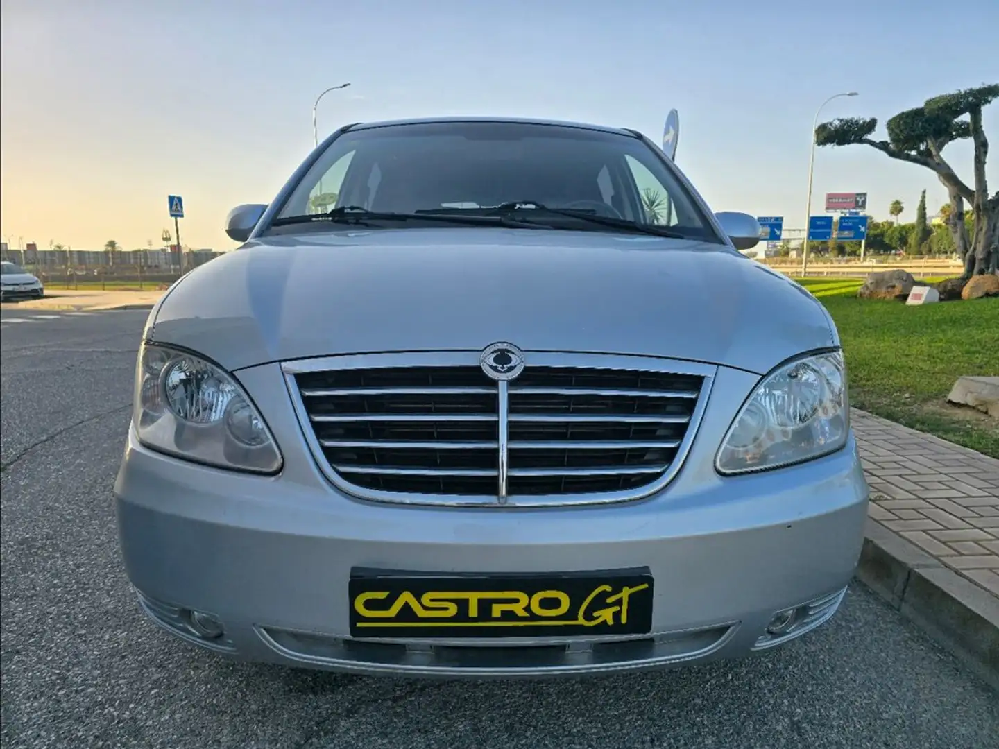 SsangYong Rodius 270 Xdi Premium Gris - 2