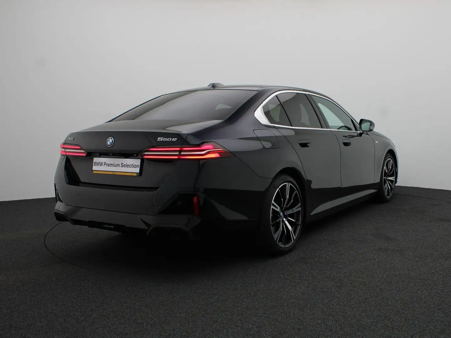 BMW 550 5 Serie Sedan 550e xDrive M Sportpakket | Adaptief Zwart - 2
