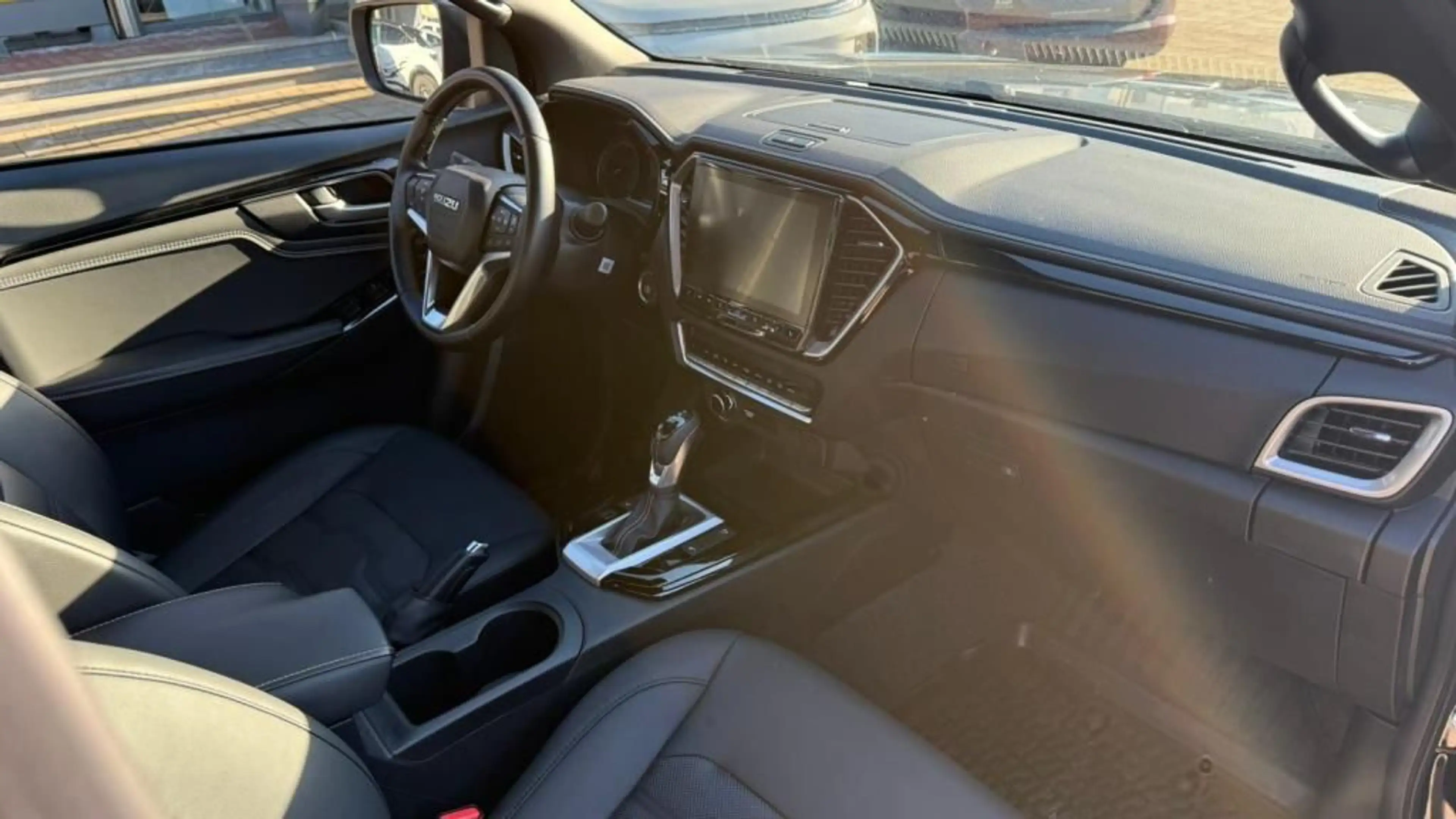 Isuzu D-Max Double Cab V-Cross Klimaautomatik+Kamera+L — photo 10