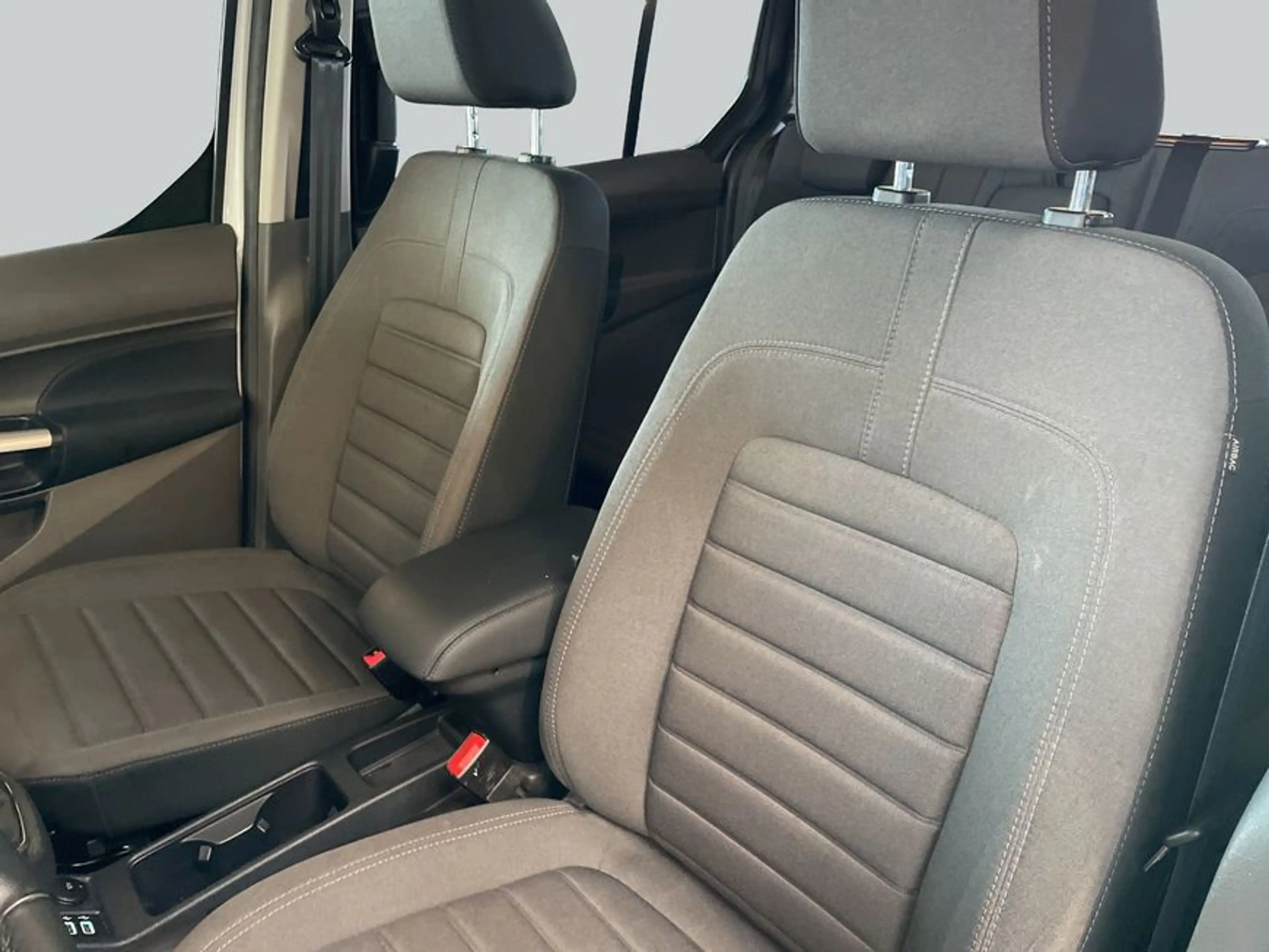 Ford Grand Tourneo Connect 1.5 Trend — photo 10