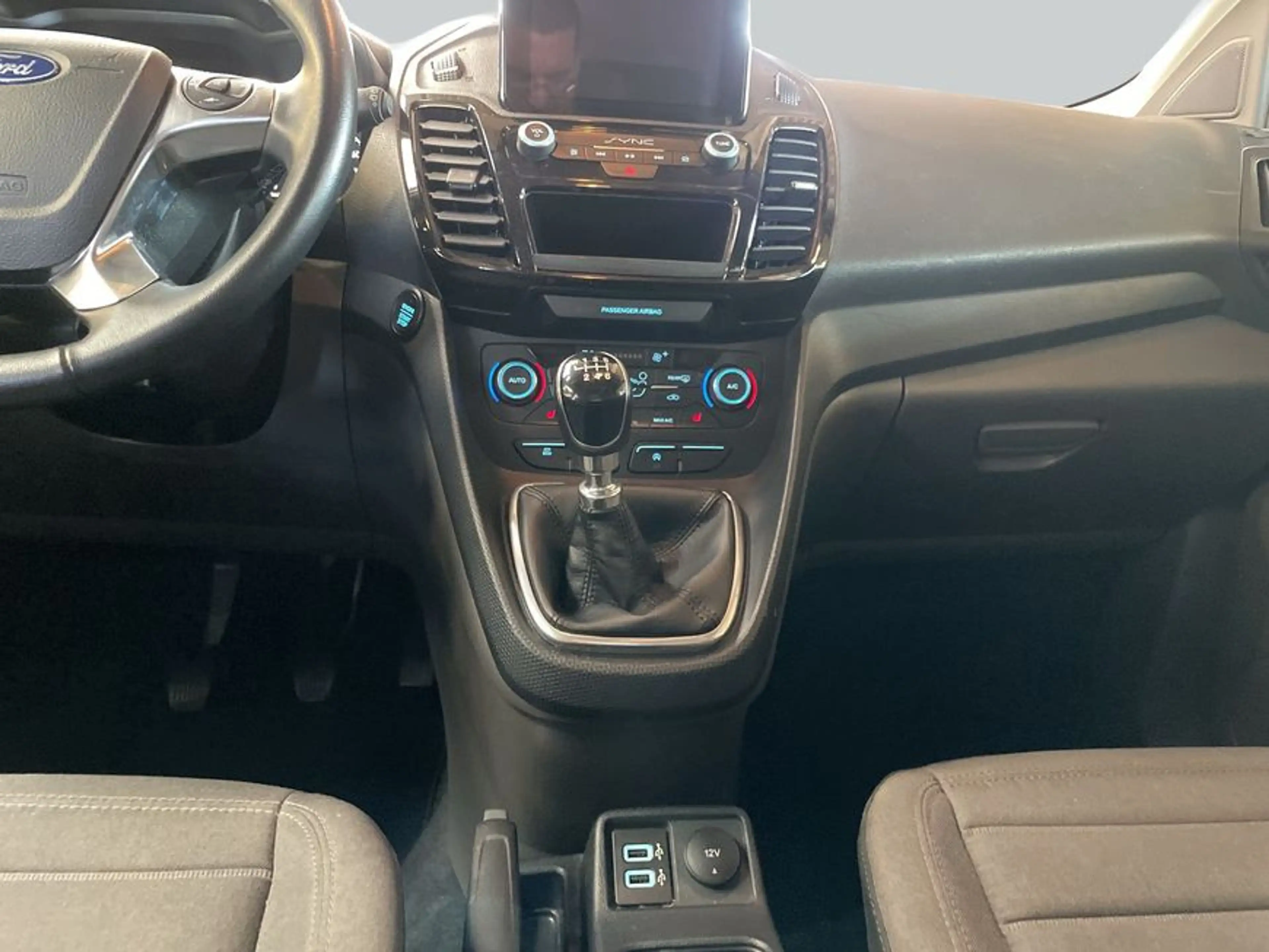 Ford Grand Tourneo Connect 1.5 Trend — photo 14