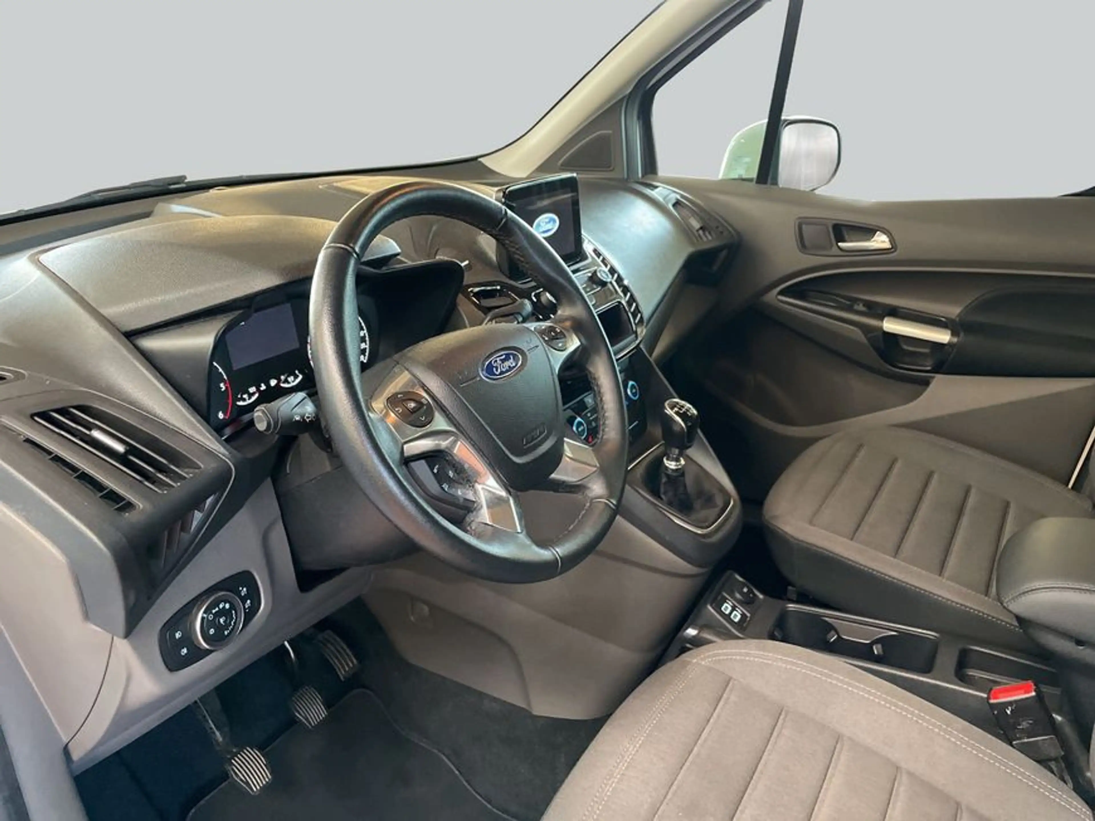 Ford Grand Tourneo Connect 1.5 Trend — photo 9
