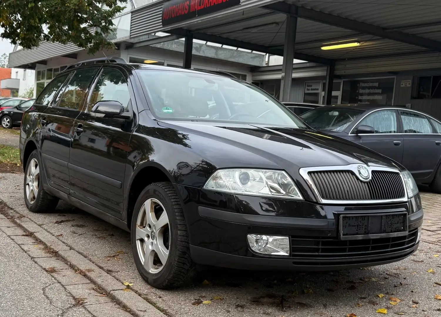 Skoda Octavia Combi 2.0 FSI 4X4/NAVI/SHZ/PDC/AHK/XENON Schwarz - 2