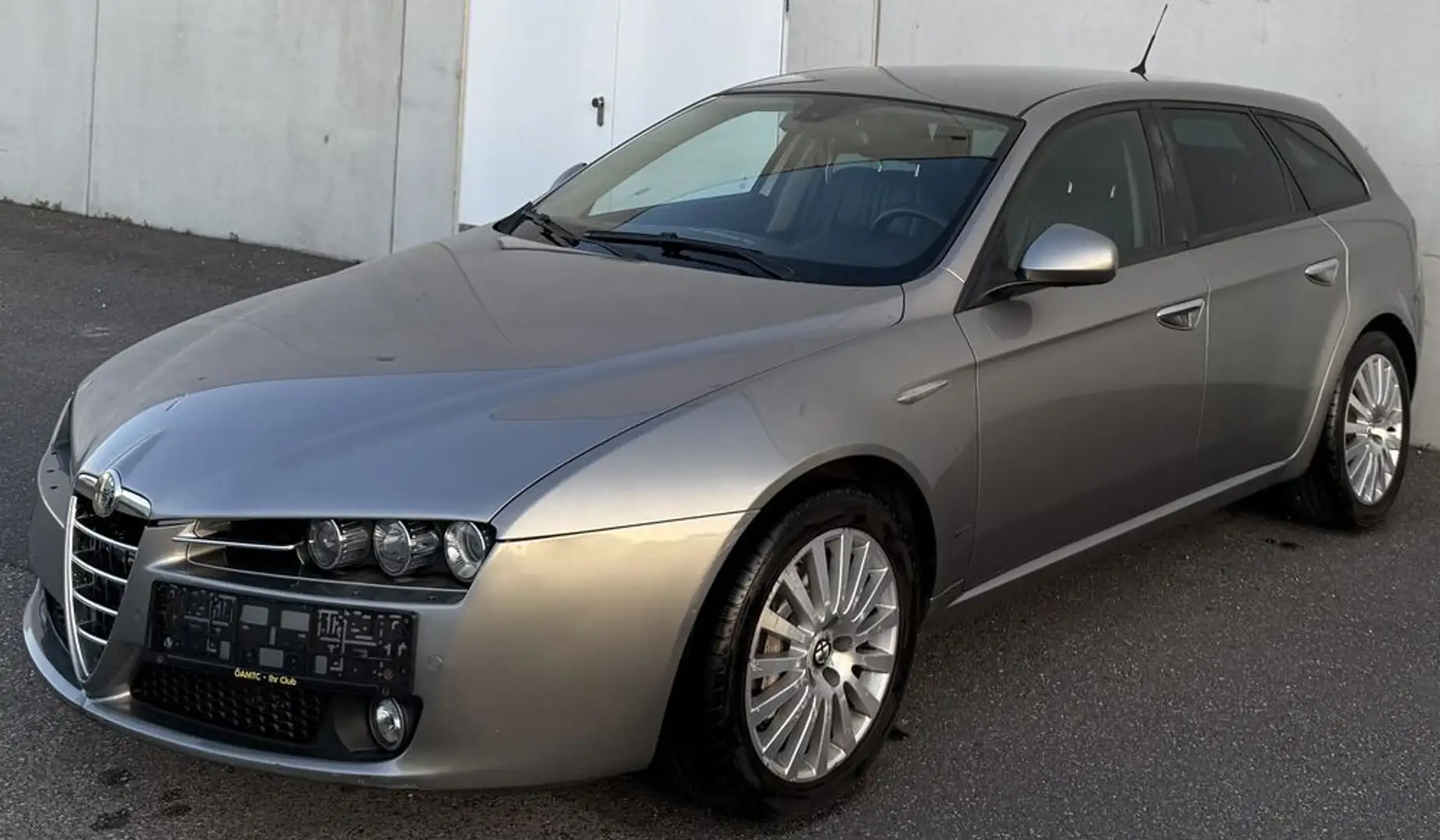 Alfa Romeo 159 SW 2,4 JTDM 20V Dist. Qtronic 2.Besitz Grau - 2
