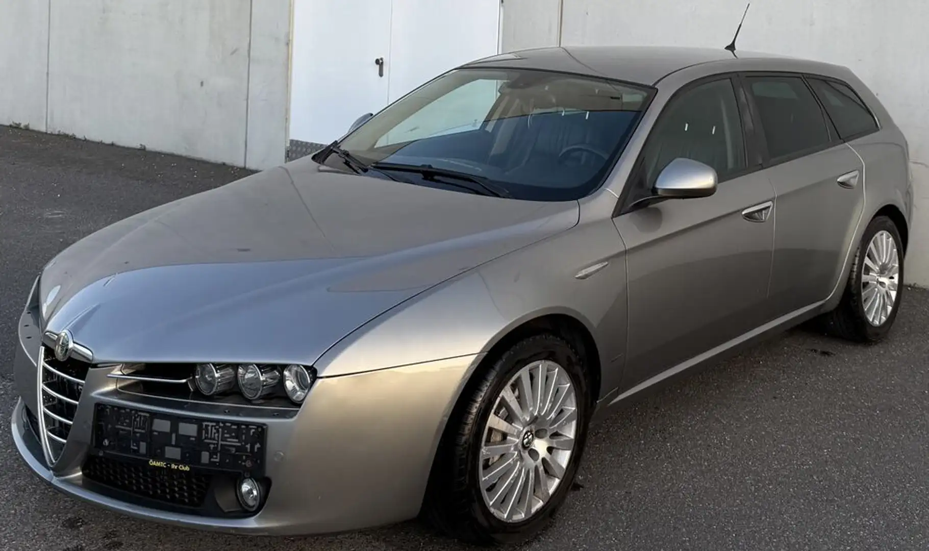 Alfa Romeo 159 SW 2,4 JTDM 20V Dist. Qtronic 2.Besitz Grau - 1