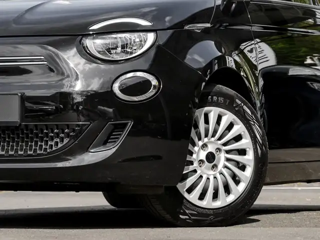 Fiat 500e view 5