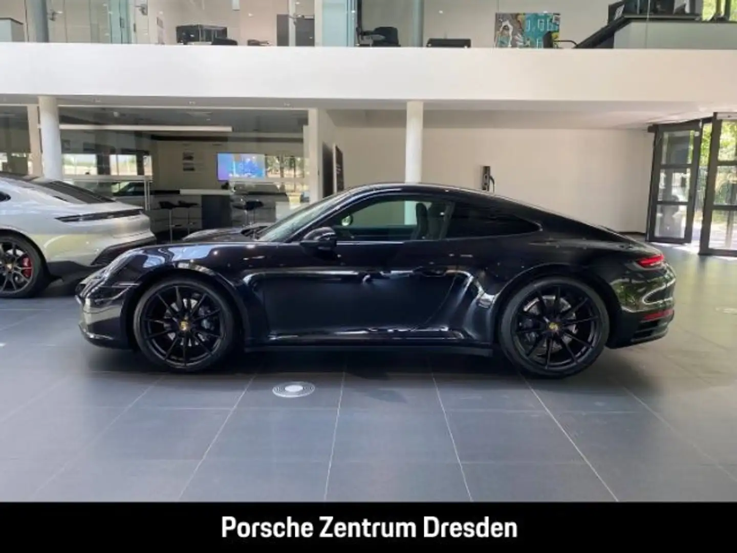 Porsche 992 (911) Carrera Schwarz - 2