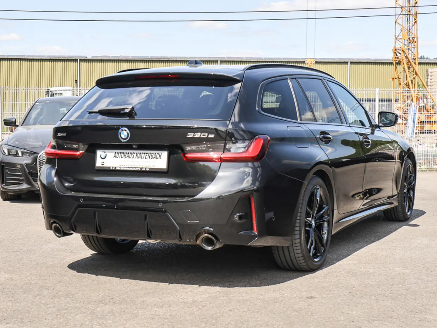 BMW 330 e Touring xDrive M Sport PANO AHK HUD LED Nero - 2