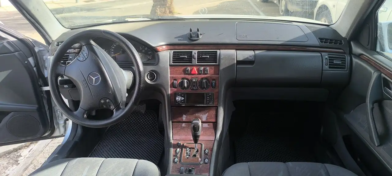 Mercedes-Benz E 270, foto 10