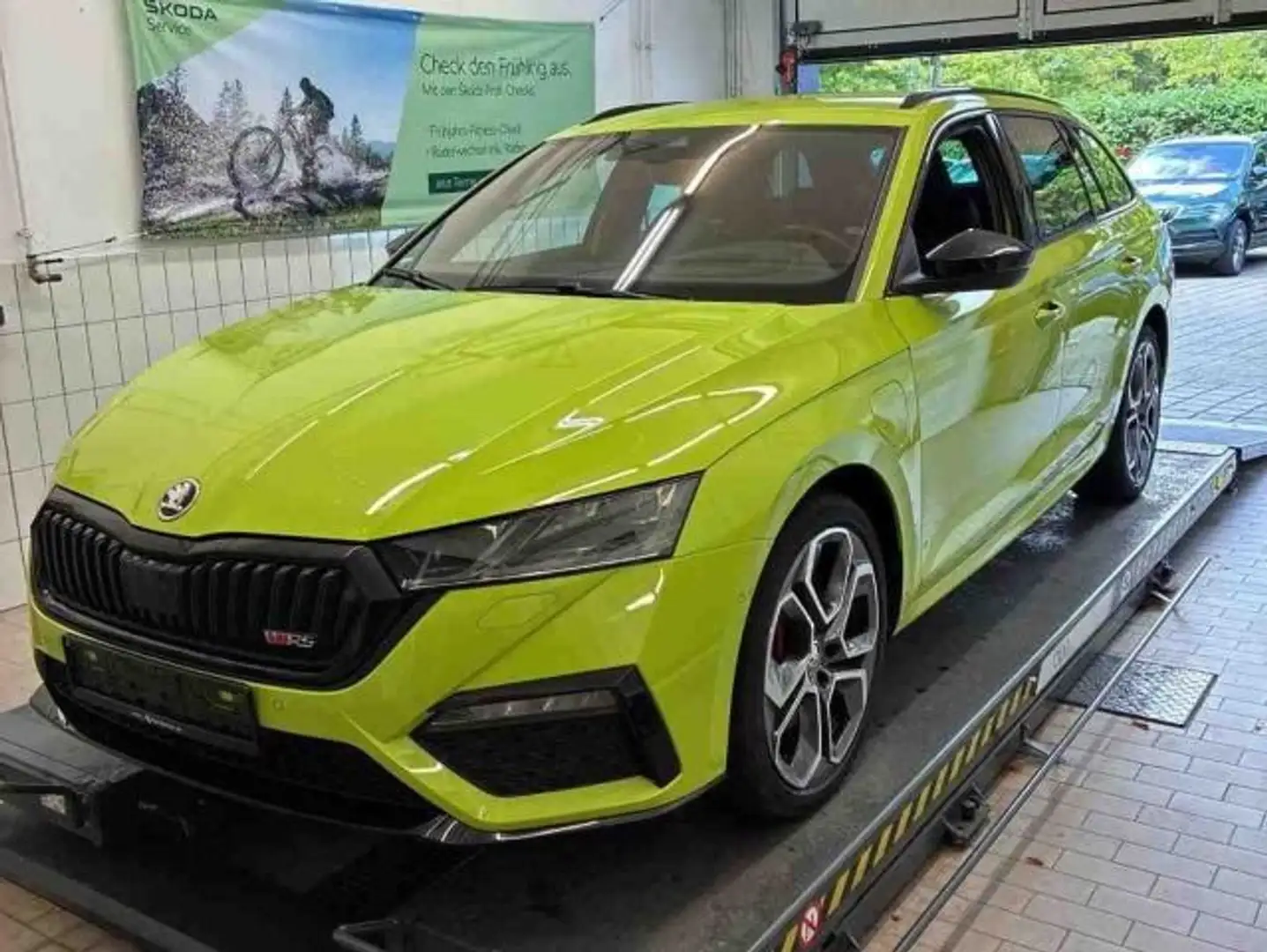 Skoda Octavia Combi RS iV MATRIX+NAVI+STDHZG+ACC+HuD Grün - 2