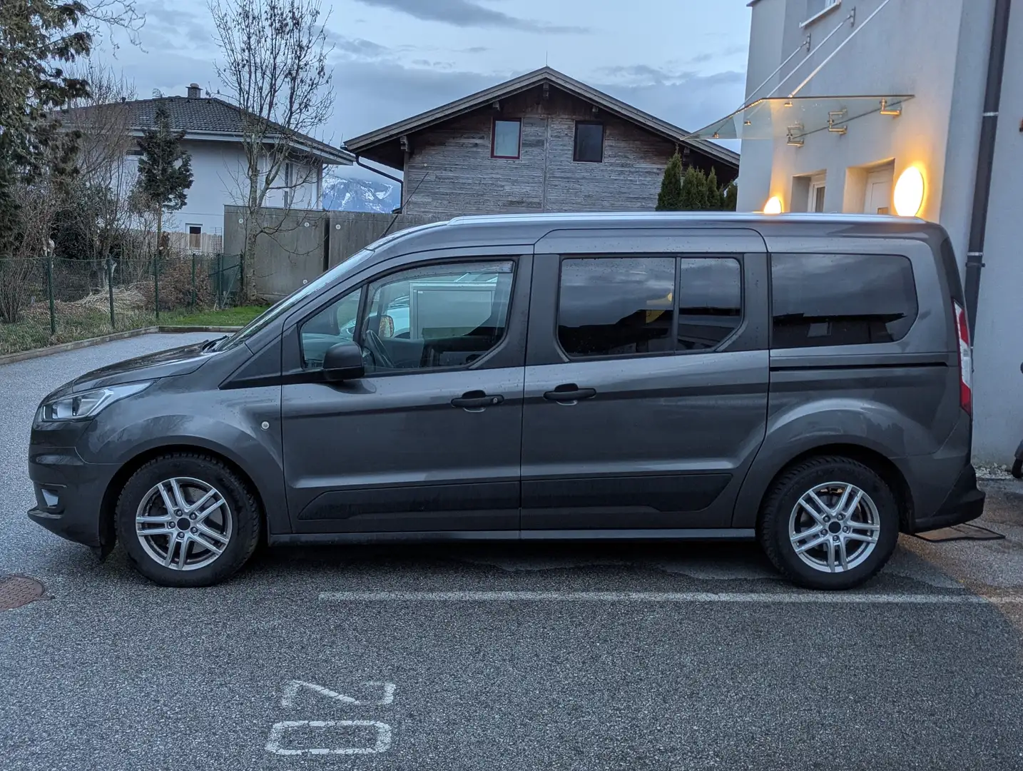 Ford Grand Tourneo Connect Trend 1,5 EcoBlue Grau - 2