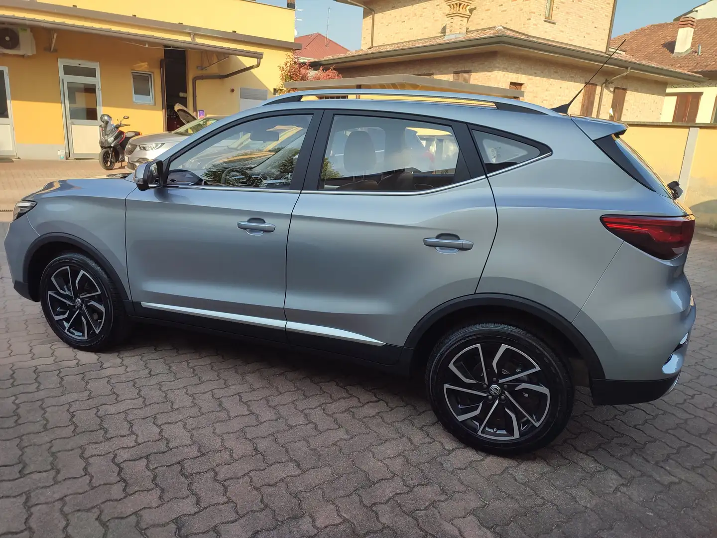 MG ZS 1.5 Luxury 106 cv MT Formula Guida Sicuro !!!!! Argento - 2