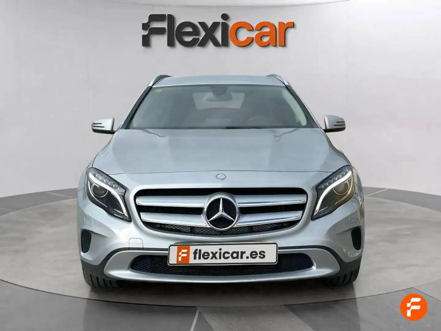 Mercedes-Benz GLA 180 Urban Amarillo - 2