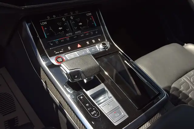 Audi Q8 view 10