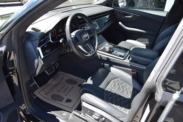 Audi Q8 view 4