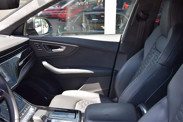Audi Q8 view 5