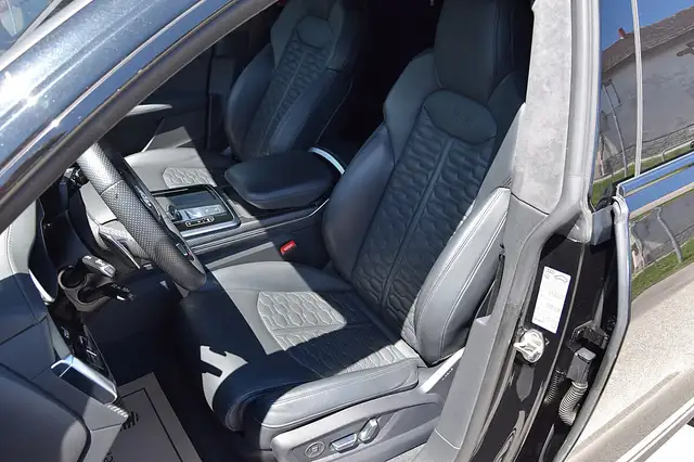 Audi Q8 view 6