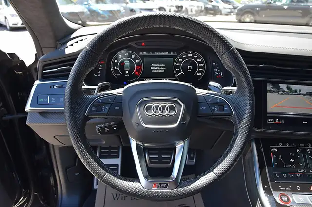 Audi Q8 view 7