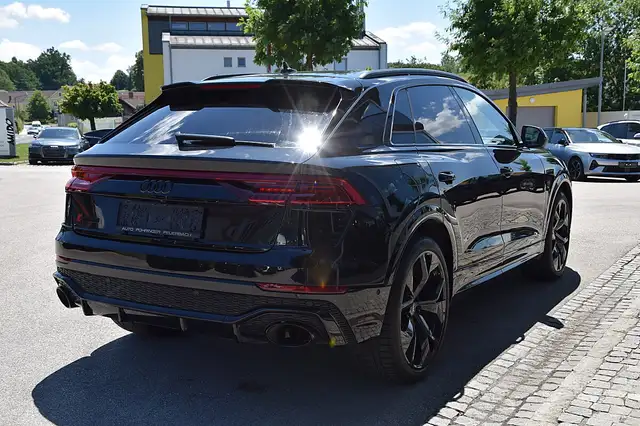 Audi Q8 view 3