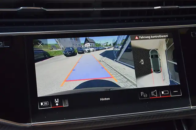 Audi Q8 view 15