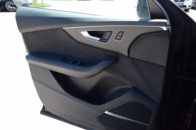Audi Q8 view 11