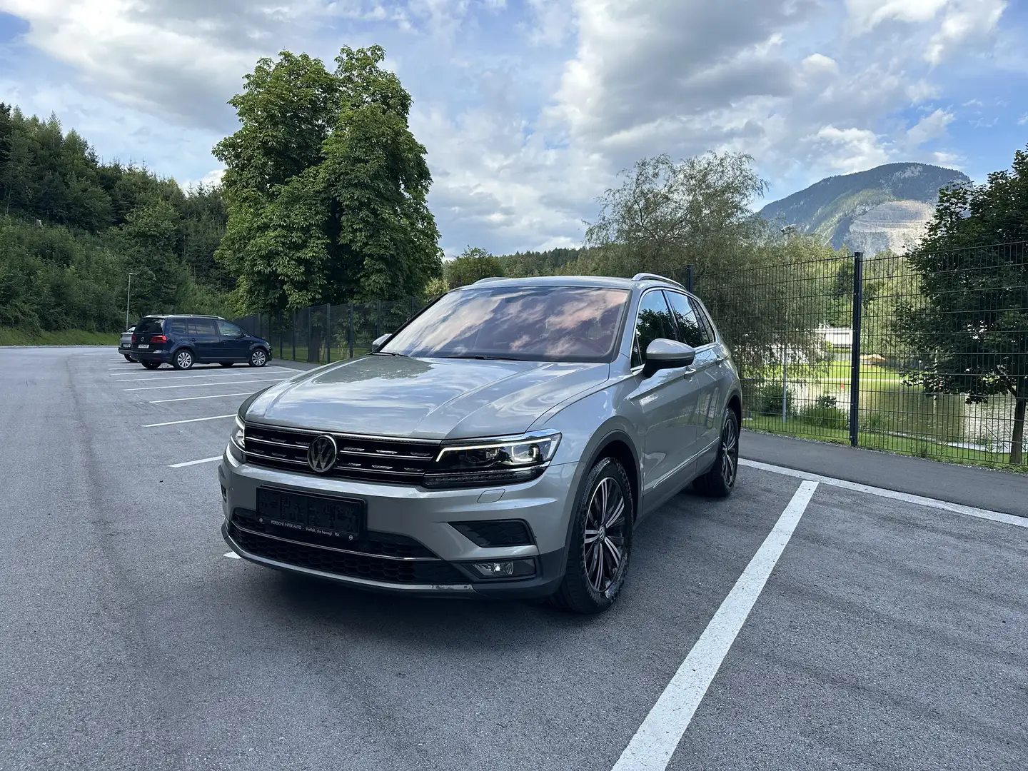 Volkswagen Tiguan 2,0 TDI SCR 4Motion Highline DSG Silber - 1