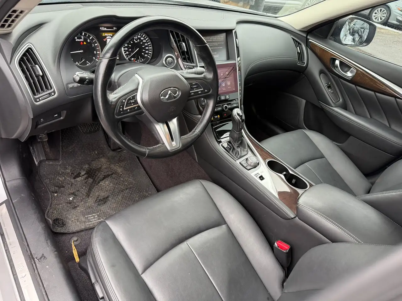 Infiniti Q50 снимка Infiniti Q50