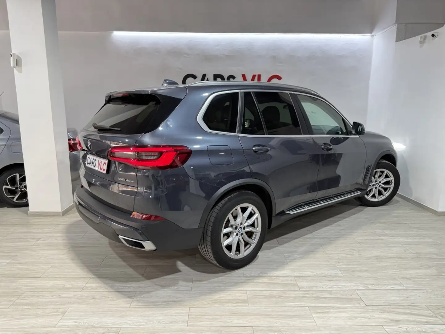 BMW X5 xDrive45e siva - 2