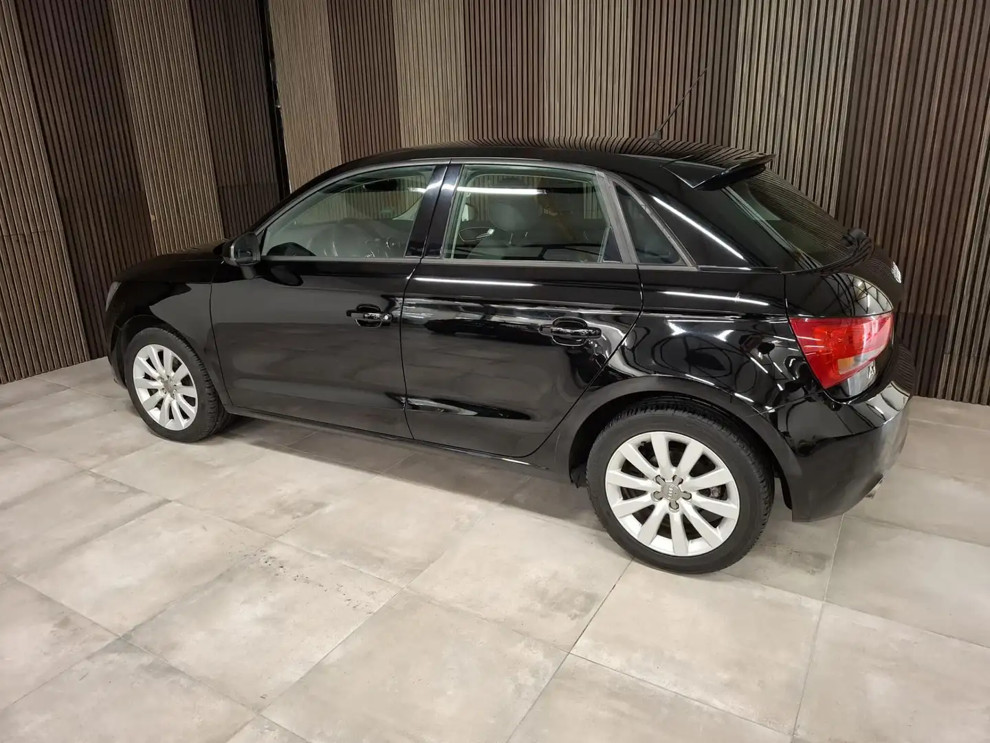 Audi A1 Sportback 1.4 TFSI Ambition Pro Line Zwart - 2