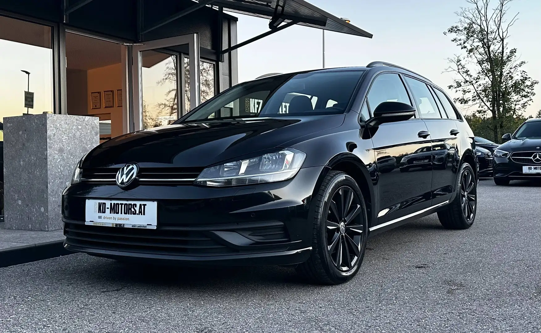 Volkswagen Golf Variant 1,6 TDI *2.Besitz*Navi*SHZ*PDC* Schwarz - 1