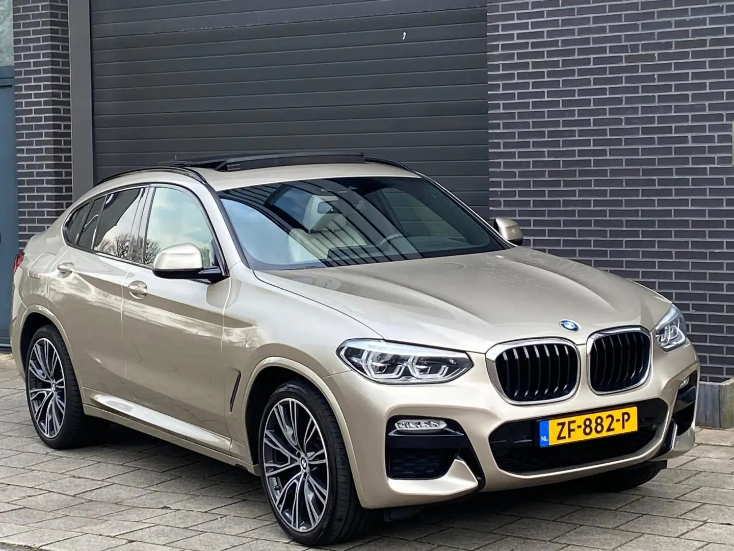 BMW X4 XDRIVE 2.0 HIGH EXECUTIVE/INDIVIDUAL/PANORAMA/HEAD Grijs - 2