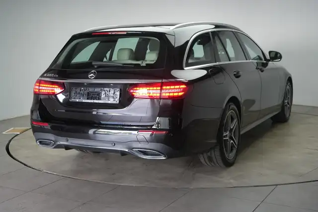 Mercedes-Benz 300 view 4