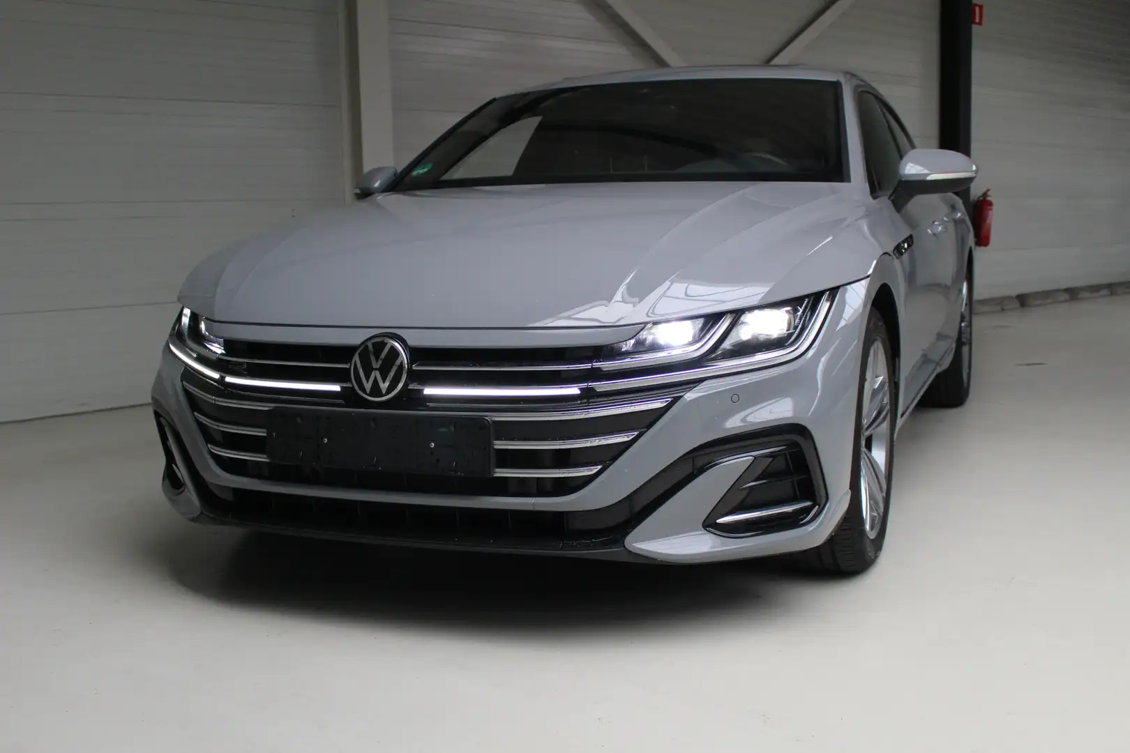 Volkswagen Arteon Shooting Brake 2.0 TSI R-Line 190PK DSG Panoramada Grijs - 2