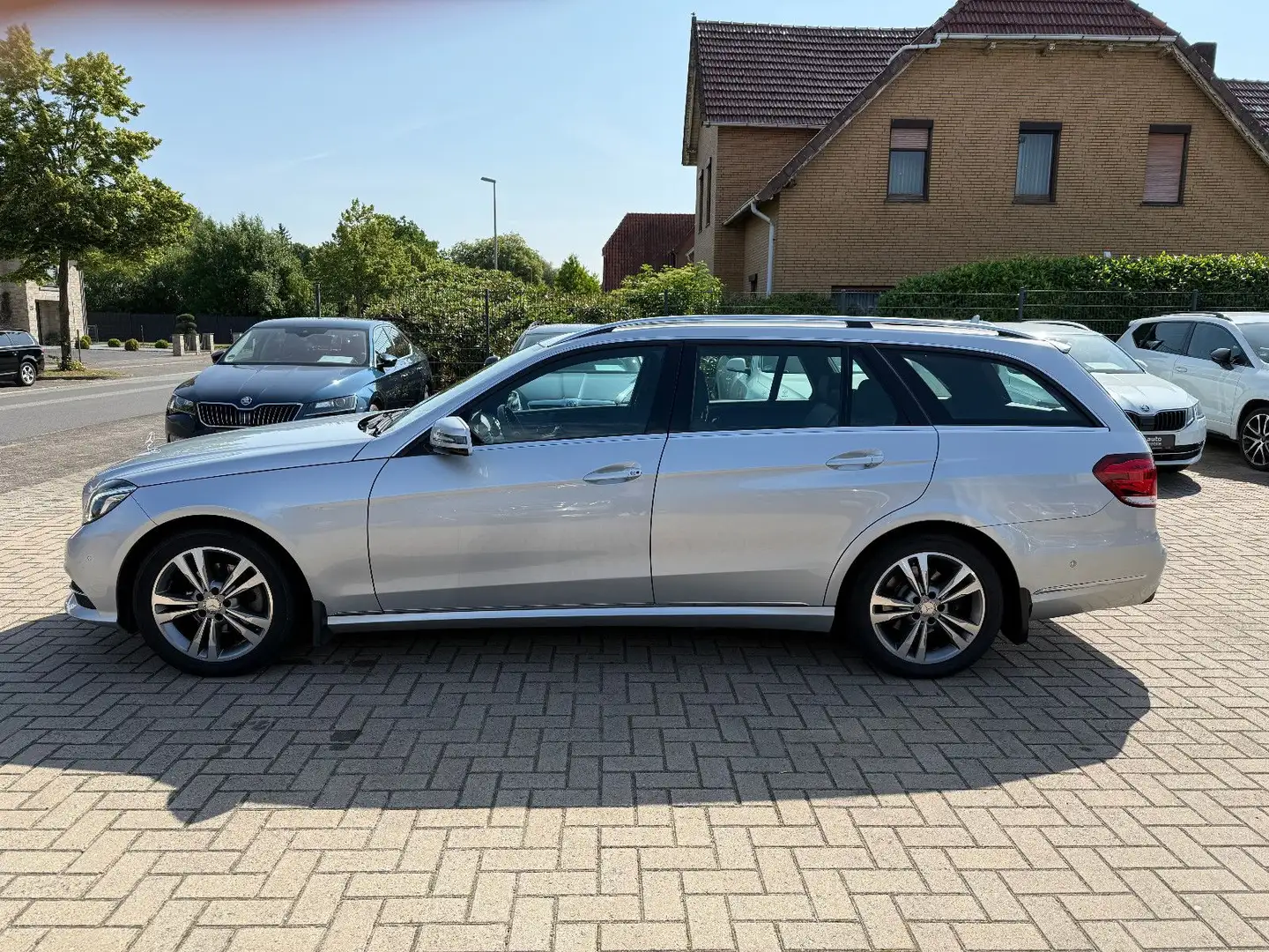 Mercedes-Benz E 220 CDI T | AHK | LED | Scheckh. | TÜV neu | Silber - 2